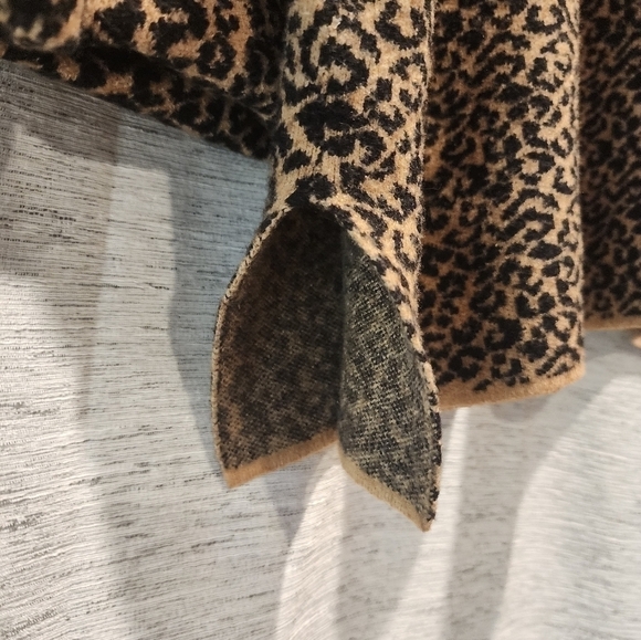 Tahari 2XL Leopard Print 3/4 Sleeve Stretch Knit Cuffed Sleeves - Picture 4 of 6